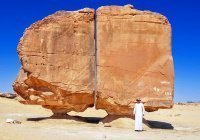 Открывая красоты Саудовской Аравии: чудеса и загадки скалы Аль-Наслаа (Фото)