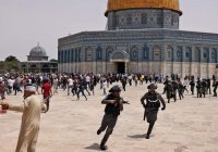 Израильская полиция задержала более 350 человек в мечети Аль-Акса