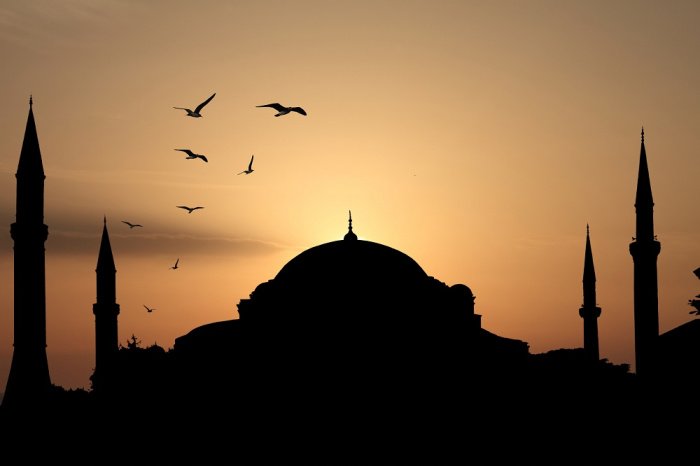 691553-INNERRESIZED600-700-blue-mosque-silhouette-against-sunset-istanbul-t-2023-03-23-17-38-44-utc.jpg