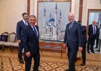 Минниханов и посол РФ в Беларуси встретились на фоне мозаики с изображением мечети