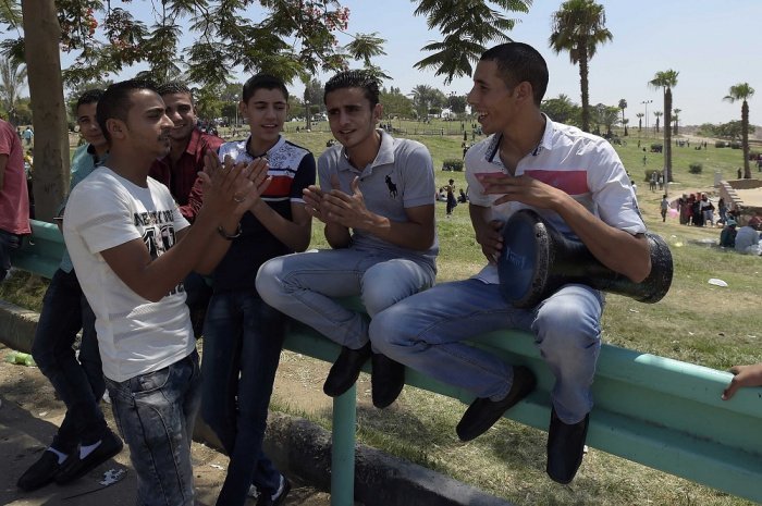 Молодые египтяне празднуют Ид аль-Фитр пением в общественном парке. Фото: upload.wikimedia.org