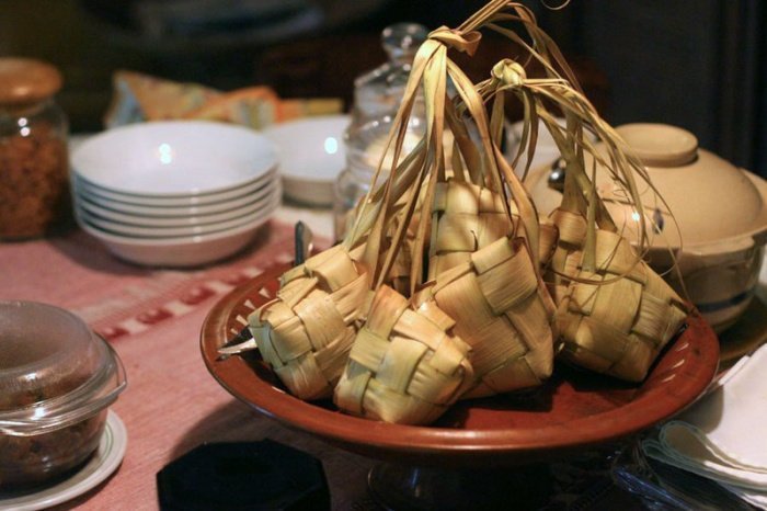 Кетупат, традиционное индонезийское блюдо из риса в листьях из банана. Обычно едят на праздник Ид аль-Фитр. Фото: u.wikipedia.org 