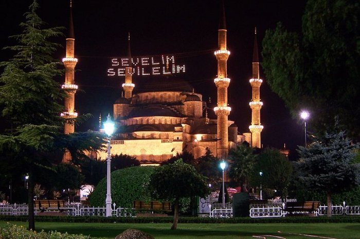 Традиционное приветствие в Ид аль-Фитр с надписью «Любите и будьте любимыми» в виде фонарей-махья вдоль минаретов мечети Султана Ахмеда в Стамбуле. Фото: id.wikipedia.org 
