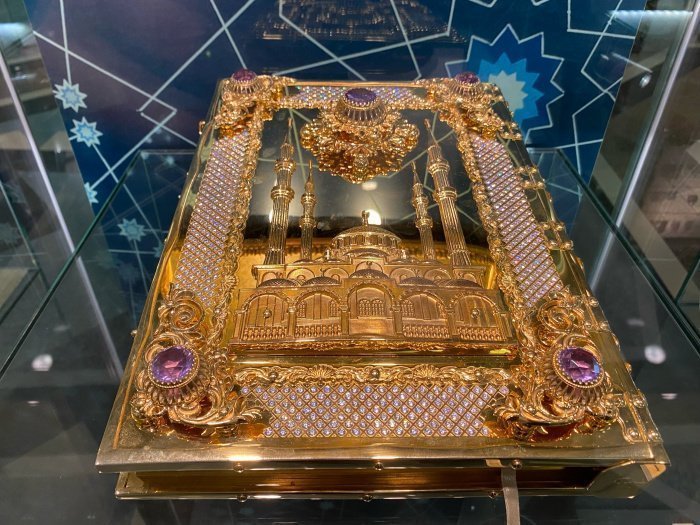 Коран. Начало 2000-х. Оформлен в золотой оклад и инкрустирован драгоценными камнями. Изготовлен по заказу общины афганцев России. 
