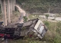 В Индии автобус с паломниками упал в пропасть (ВИДЕО)