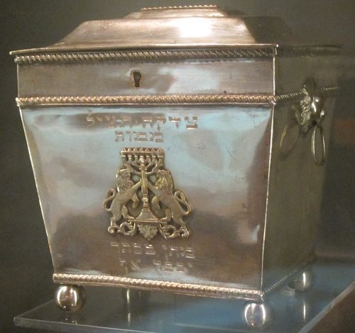 Ящик для цдаки, Чарлстон, 1820, серебро. Фото: commons.wikimedia.org.