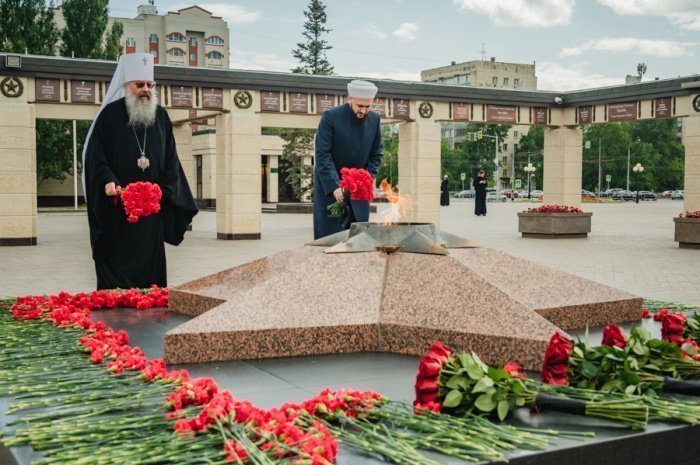 Ребенок возлагает цветы к вечному огню рисунок