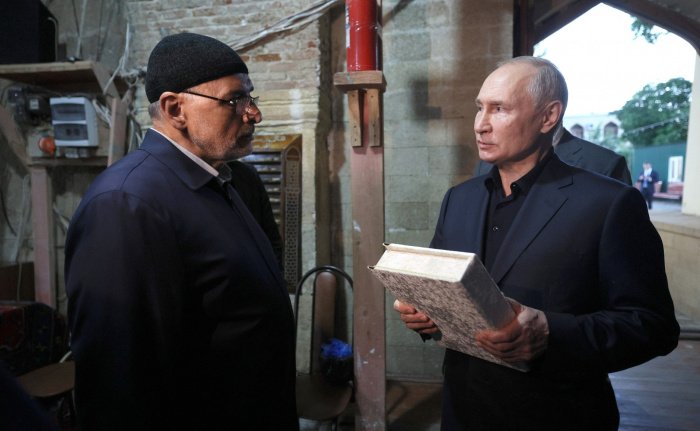 Путину подарили Коран 