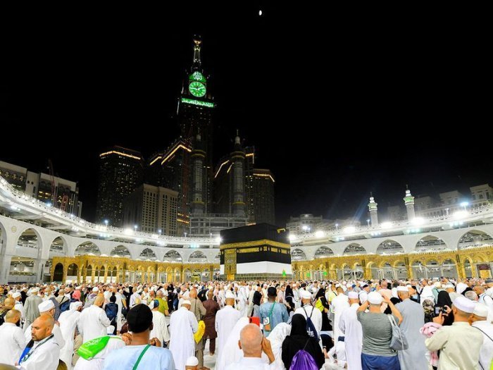 Паломники совершают таваф вокруг Каабы в день праздника. Фото: Saudi Press Agency/Handout via REUTERS.