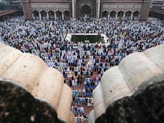 Мусульмане Нью Дели совершают праздничный намаз. Фото: AFP.