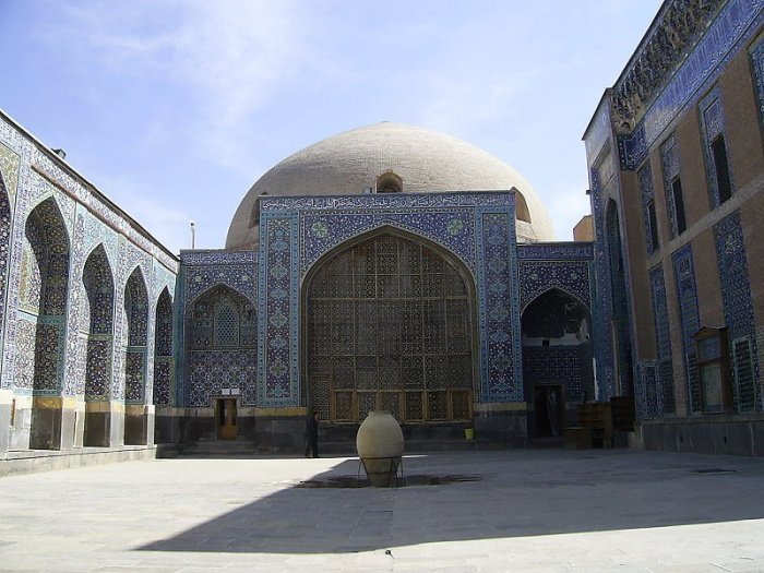 Мавзолей шейха Сефи ад-Дина, Ардебиль. Автор фото: Courtyard and Iwan, upload.wikimedia.org