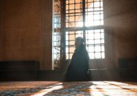 Для чего в мечетях укладывают на пол ковры? 