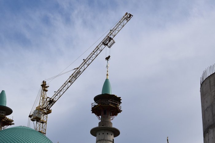 На купол Соборной мечети Набережных Челнов установили полумесяц