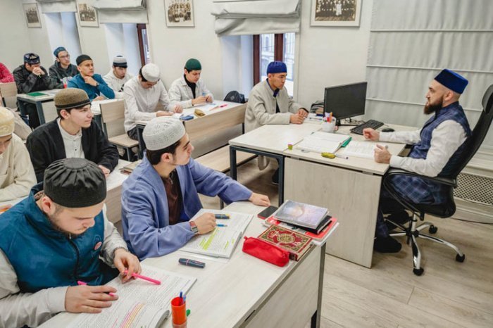 «Для получения знания по основам ислама в Татарстане успешно функционируют свыше 700 бесплатных примечетных курсов. Однозначно система заочного и вечернего образования в медресе и исламских вузах должна быть платной» Фото: ДУМ РТ