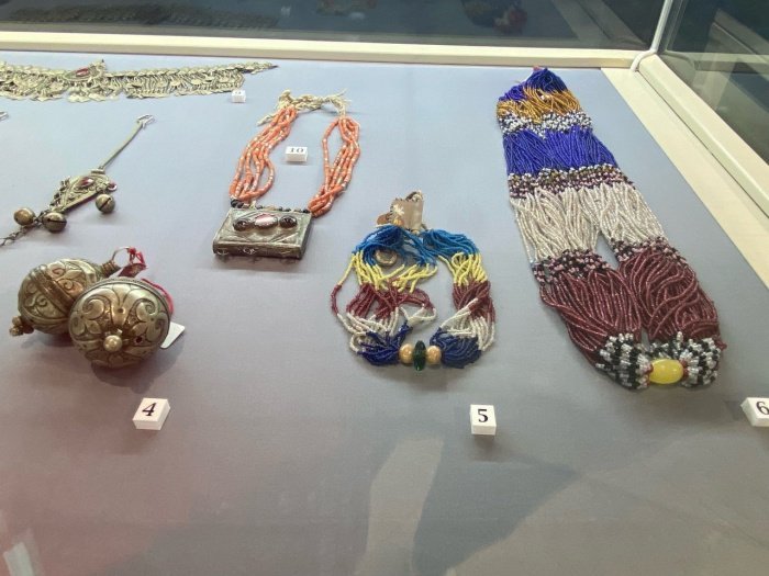 Пуговицы - каракалпаки, ожерелье - узбеки, бусы - таджики горные, нагрудное украшение - узбеки.
