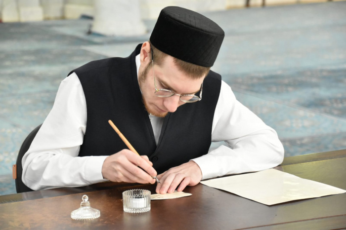 Артур Писаренко за работой по созданию рукописного мусхафа Корана. Фото: Ислам-тудей