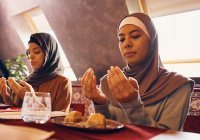 Молитва перед едой: какие слова обращения говорить Всевышнему?