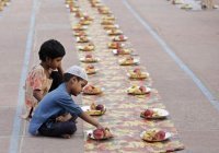 Почему мусульмане едят сидя на полу?