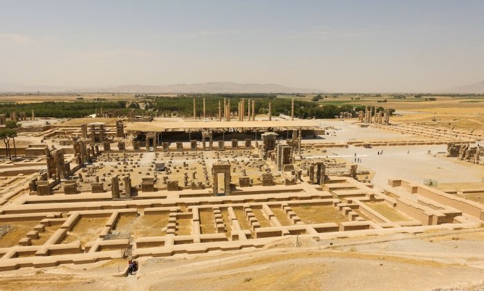 Вид с воздуха на знаменитые древние руины Императорской казны в Персеполе, Иран. Фото: elements.envato.com/ wirestock