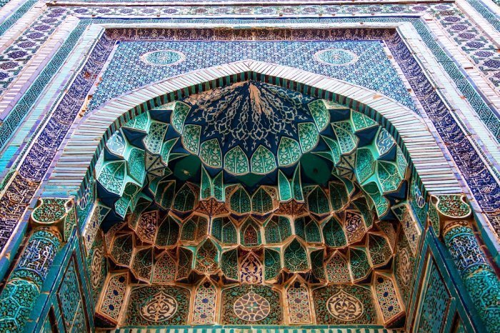 Традиционный узбекский узор на керамической плитке на стене мечети. Фото: elements.envato.com/ Slepitssskaya
