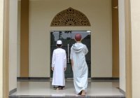 Обязательно ли одеваться по канонам ислама, когда заходишь в мечеть? 