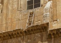 266 лет на одном месте: тайна «недвижимой» лестницы в Иерусалиме