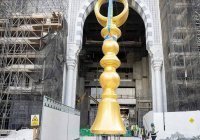 Минареты Запретной мечети Мекки украсили позолоченными полумесяцами