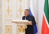 Минниханов поздравил татарстанцев с Днем конституции республики