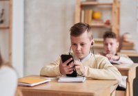 Госдума приняла в первом чтении законопроект об использовании смартфонов в школе