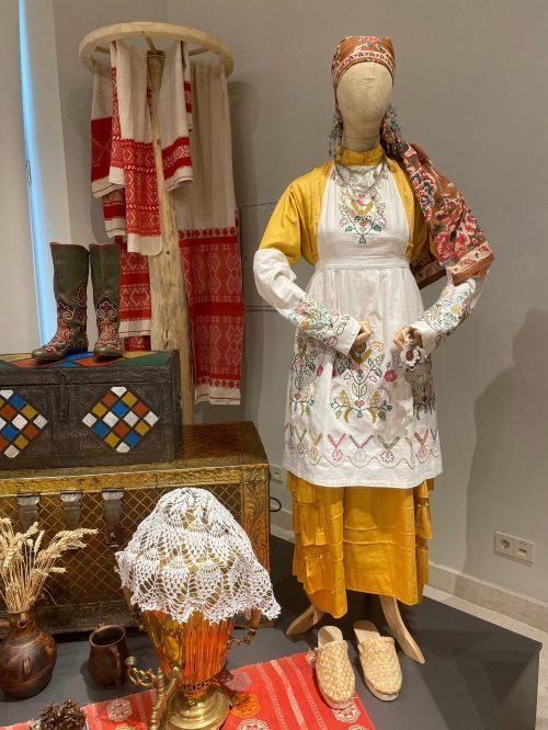 Костюм женский, выполненный по аналогии с традиционным сельским костюмом казанских татар второй половины XIX - начала XX века.