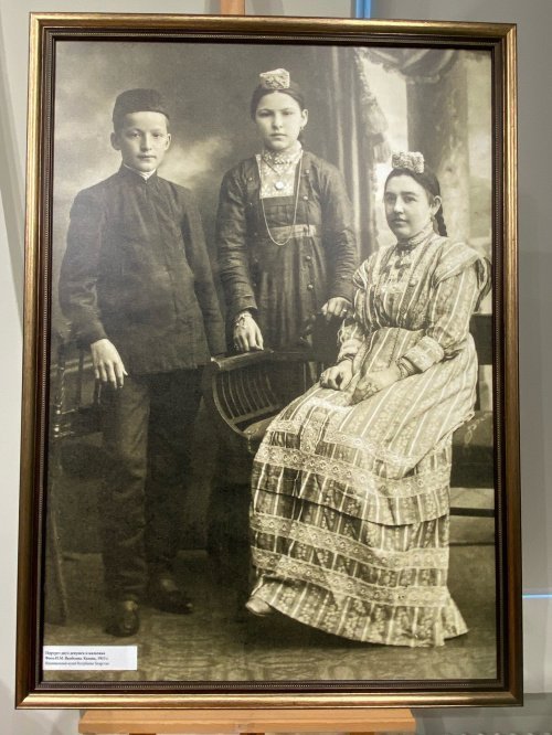 Портрет двух девушек и мальчика. Фото И.М. Якобсона. Казань, 1913 г.