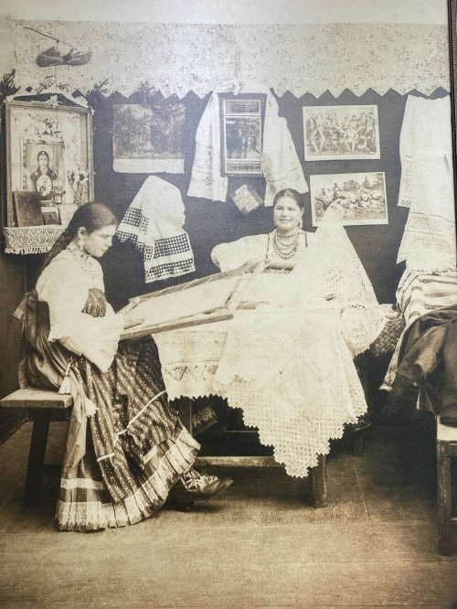 Шушарские девушки-вышивальщицы. Фото А.Вяткина. Казань, 1893 г.