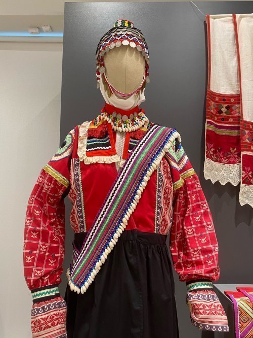 Праздничный женский костюм второй половины XIX века