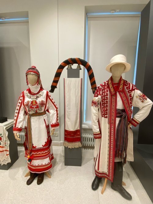 Чувашский костюм свахи второй половины XIX века и чувашский костюм главного дружки жениха (справа) середины XIX века 