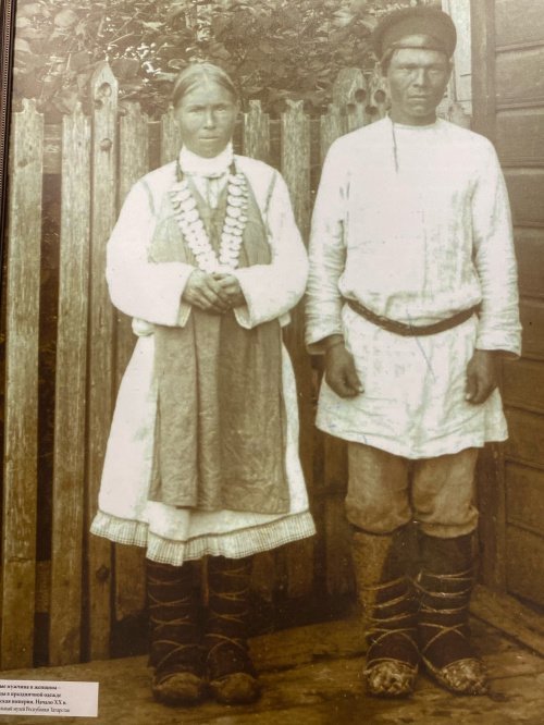 Мужчина и женщина марийцы в праздничной одежде. Начало ХХ в.