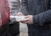 Мусульманская молодежь Казани в мороз раздала горячую еду нуждающимся