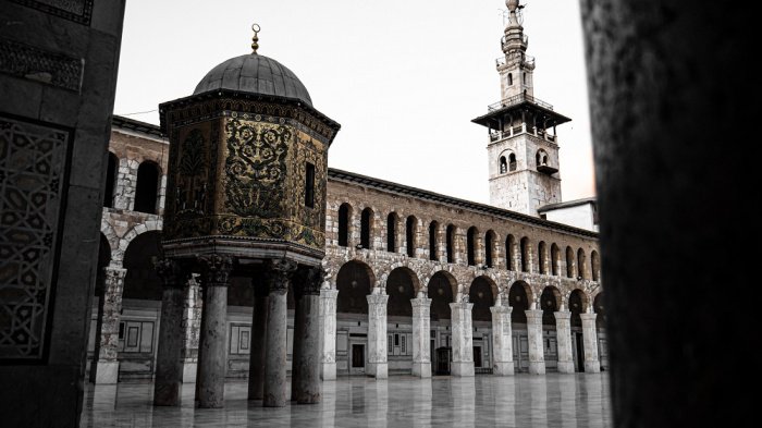 Мечеть Омави в старом районе сирийского города Дамаск. Фото: elements.envato.com/ wirestock. 