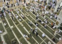В Мечети Пророка в Медине расстелили более 25 тыс. ковров