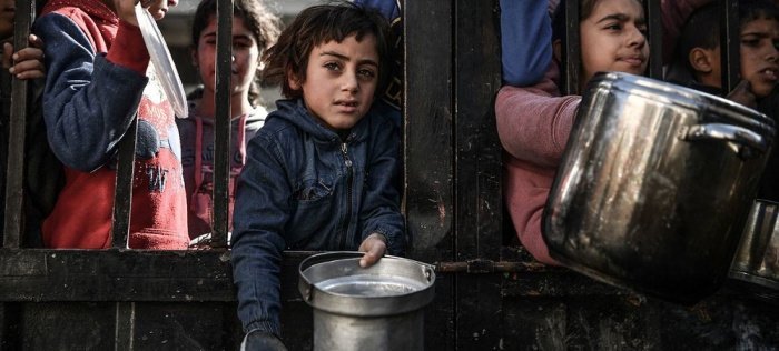 © ПРООН/A. Загут По сообщениям из Газы, толпы людей «под дождем и в холоде» стоят в очередях за гуманитарной помощью.