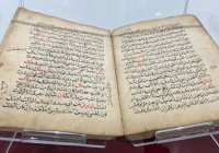 Древние рукописи представили на выставке в Москве