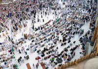 Запретную мечеть Мекки украсили 25 тыс. новых ковров