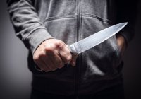 В центре Уфы вооруженный ножом мужчина ранил полицейских