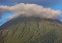 В Индонезии отменили десятки авиарейсов из-за извержения вулкана