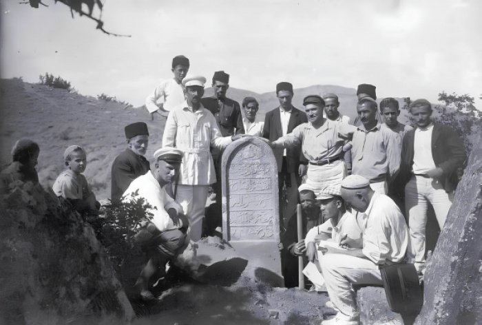 Участники Солхатской экспедиции Всесоюзнойнаучной ассоциации востоковедения на кладбище в Отузах у надгробия шейха Якуба Конийского. (Мирас–Наследие..., 2016, с. 493, рис. 491)