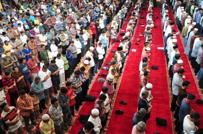 Мусульмане молятся в Большой мечети города Бандунг. Фото: Bastian AS/ shutterstock.com
