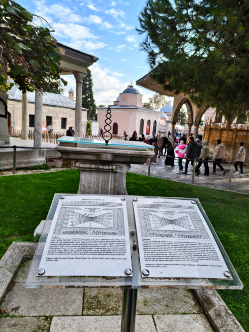 Часы для обеденного и вечернего намазов. Фото: Ильдус Хисматуллин.