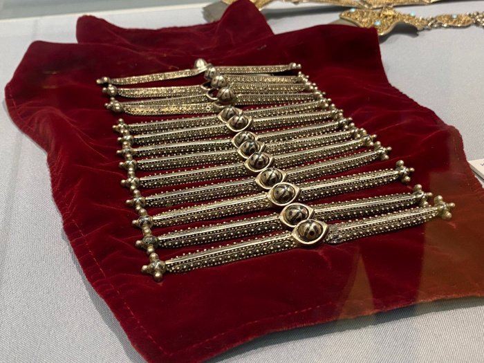 Нагрудник к национальному чеченскому женскому костюму. Конец XX века.