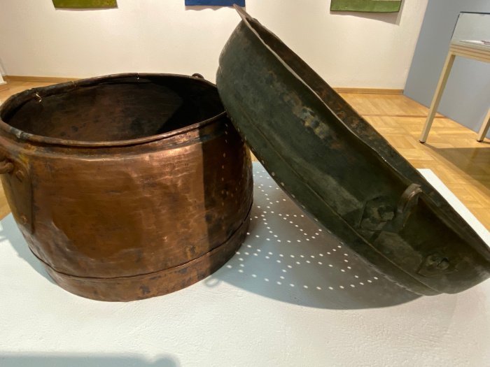 Дуршлаг и котел очажный.