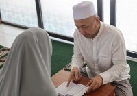 Может ли женщина давать уроки по Корану, если в группе есть мужчины?