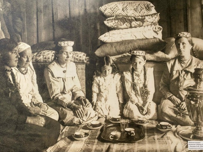 Чаепитие женщин. Казанская губерния, с.Большая Атня. 1910 г. Национальный музей РТ. 